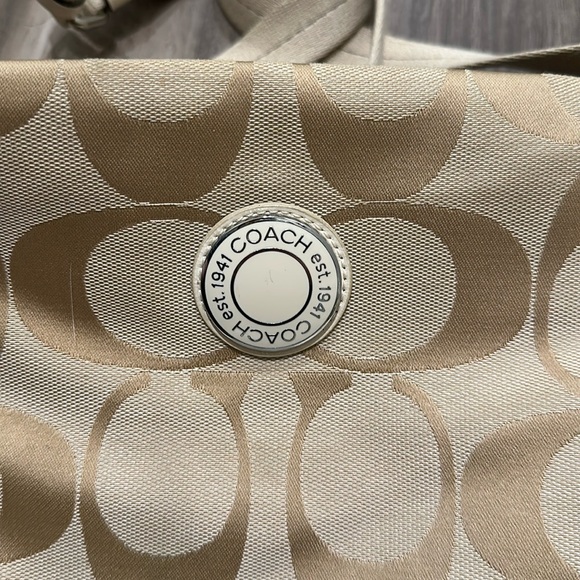 👜 Coach Signature Beige Crossbody Bag – Classic & Chic - Picture 2 of 9